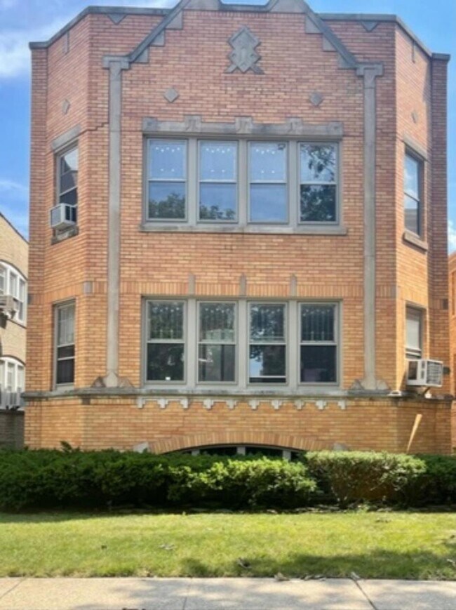 Building Photo - 4928 N Francisco Ave