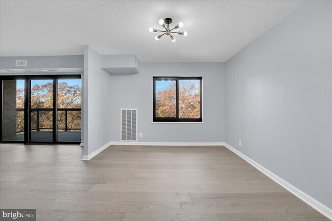 Foto del edificio - 309 Yoakum Pkwy