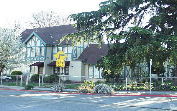 Building Photo - Vintage Mansion