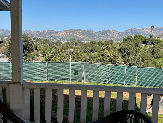 Foto del edificio - 8707 Golden Ridge Rd