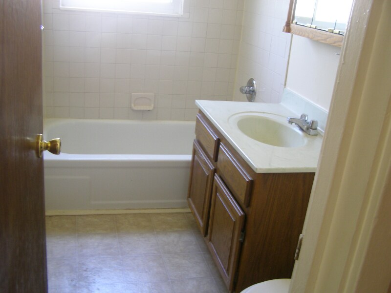 Building Photo - 32247 Oscoda Ct