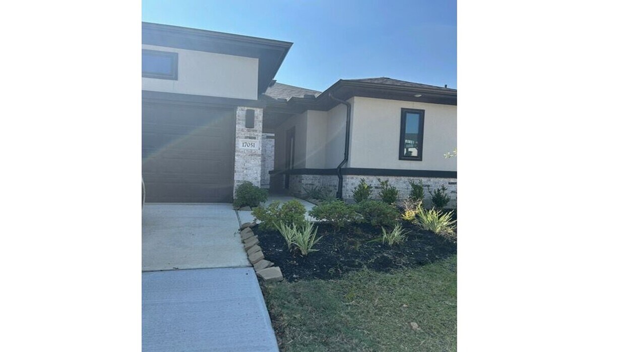 Foto principal - 17051 Luminous Ln
