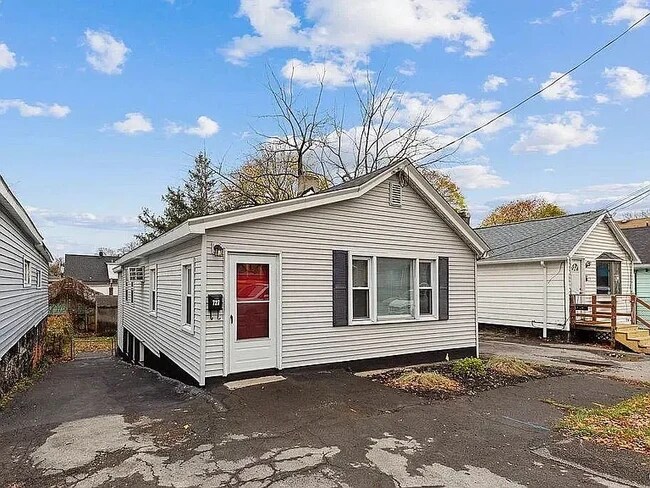 Building Photo - 727 N Alvord St
