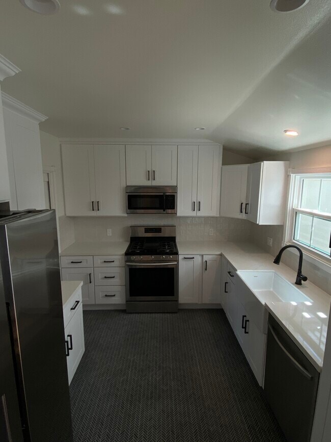 Building Photo - 711 Cliff Dr