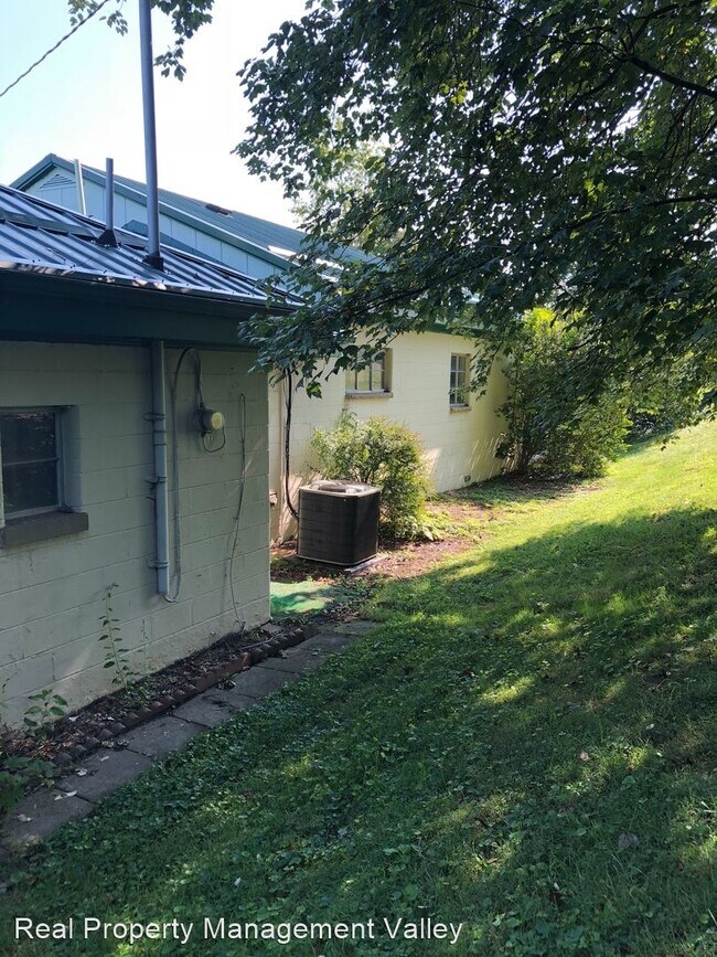 2 br, 1 bath House 8946 Teays Valley Road House Rental in Teays