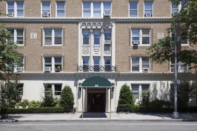 Building Photo - 25 W 81st St