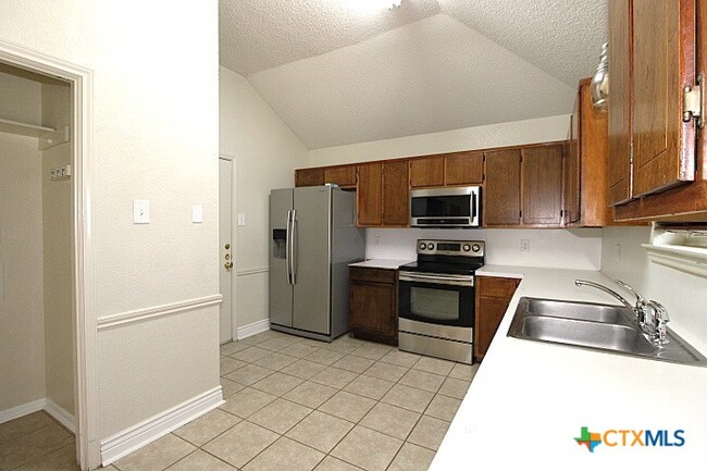 Building Photo - 213 Bronc Dr