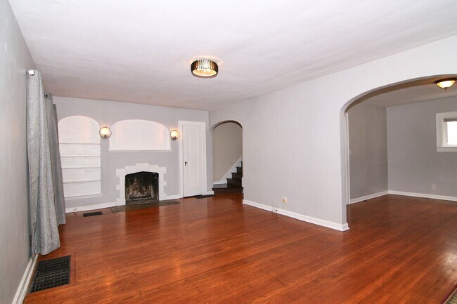 Foto del edificio - Coming Soon! Spacious 3-Bed Duplex with Updated Kitchen & Hardwood Floors!