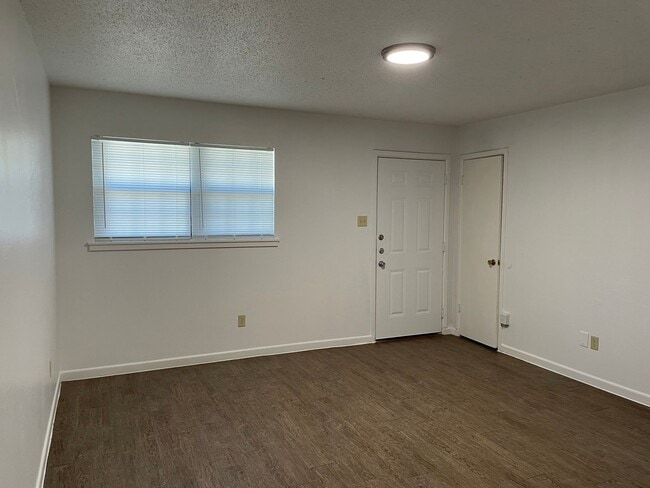 Building Photo - 451835