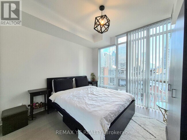 Photo du bâtiment - 825 Church St