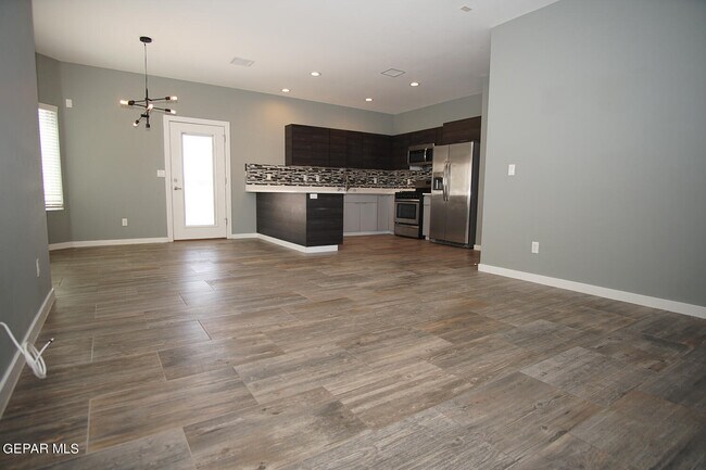 Building Photo - 1085 Gaitan St