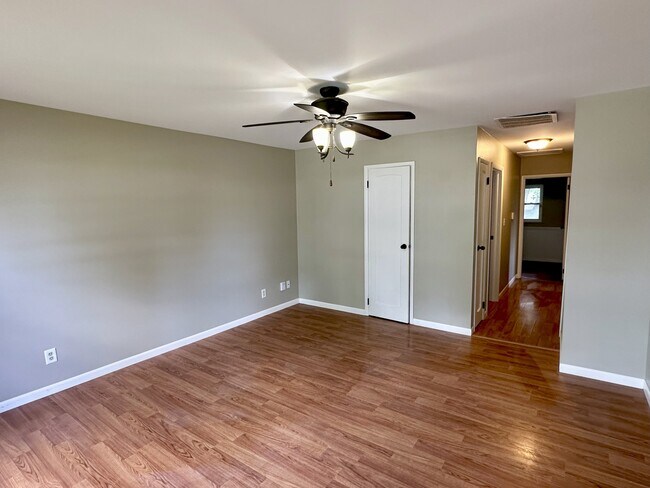 Foto del edificio - 227 Creekwood Dr