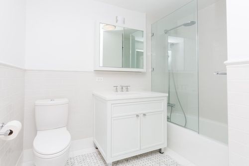 Building Photo - 210 W 70th St