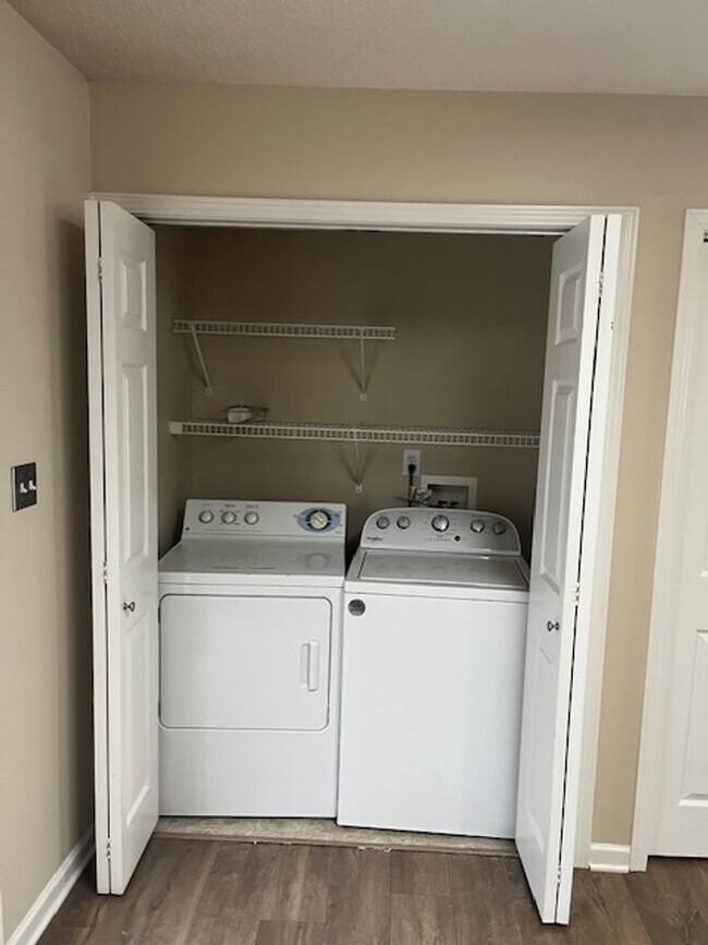 Foto del edificio - 2 bedroom, 1.5 bath Townhouse: Oaklawn Park!