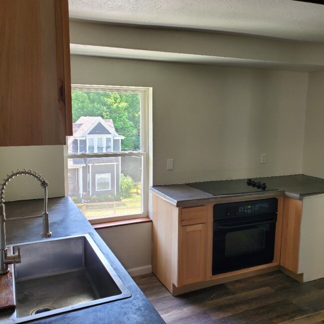 Foto del edificio - 2835 E 8th St