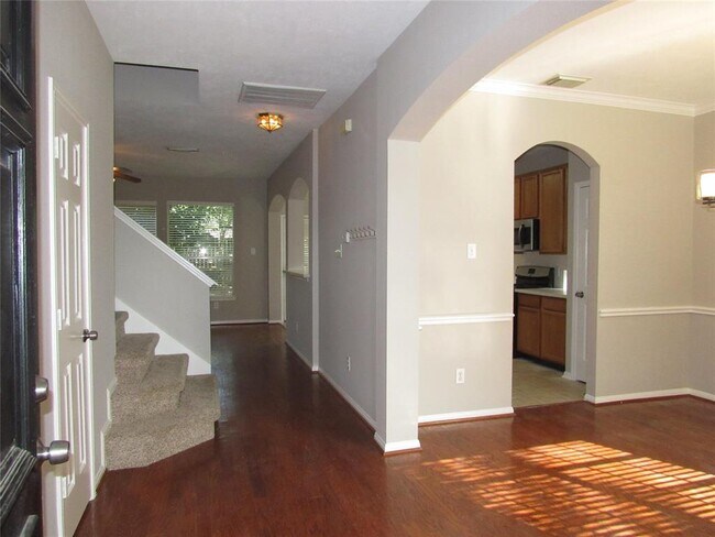 Building Photo - 3519 Englewood Dr