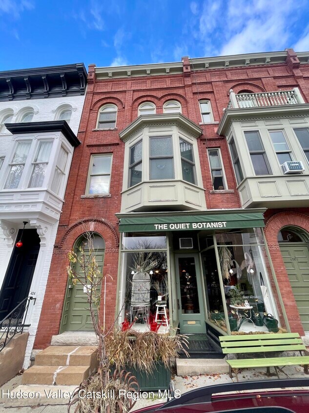 Primary Photo - 426 Warren St