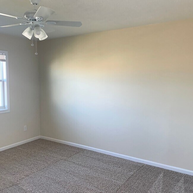 Foto del edificio - COMPLETELY UPDATED 2 Bedroom 1.5 bath town...