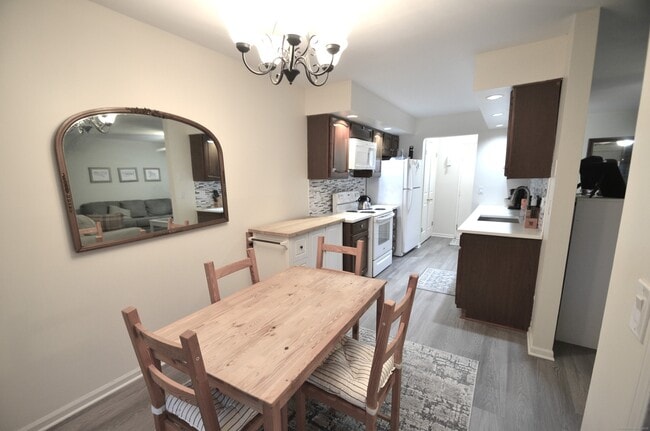 Foto del edificio - 125 Warner Hill Rd