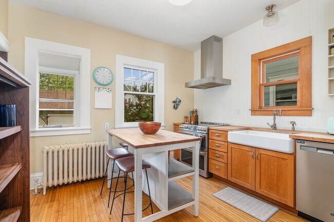 Building Photo - Spacious 4BR/2BA Single-Family Home in Mer...