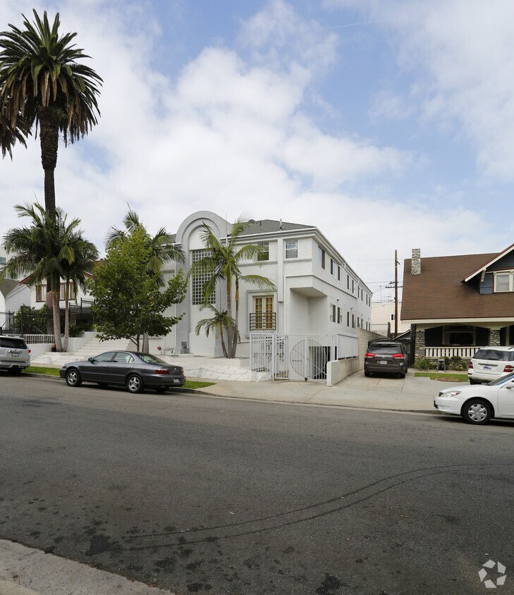 Gramercy House & Gardens Apartments in Los Angeles, CA