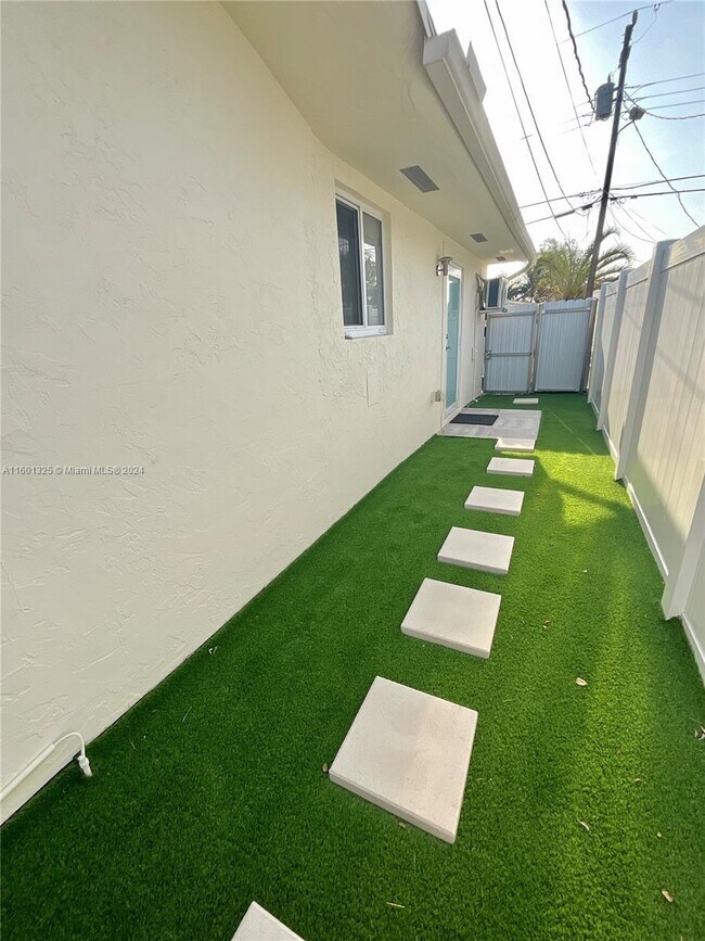 Building Photo - 838 NW 12th Ave