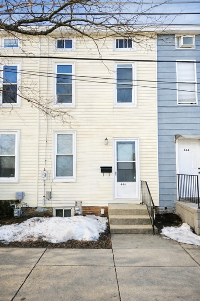 Building Photo - 446 Walnut St