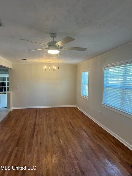 Building Photo - 285 Venetian Gardens