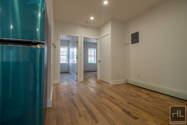Foto del edificio - 3 Bed On Atlantic In Prospect /Crown Heights