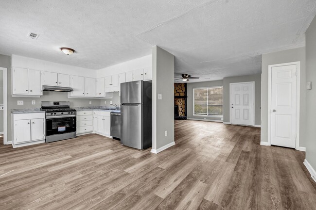 Building Photo - SPRING SPECIAL!! $500 OFF ONE MONTHS RENT