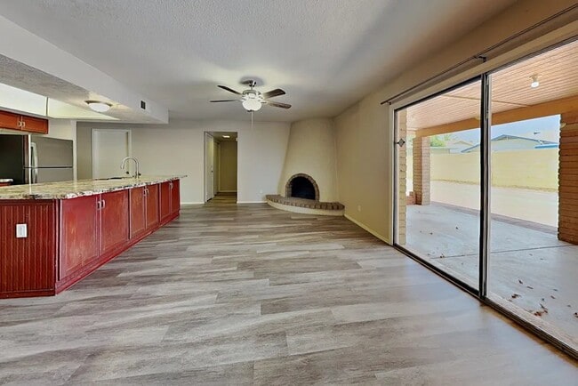 Building Photo - 4841 W Vogel Ave