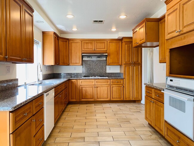 Building Photo - Beautiful 3 Bedrooms, 2.5 Baths Home with 3 Garage in Gated West Covina Community