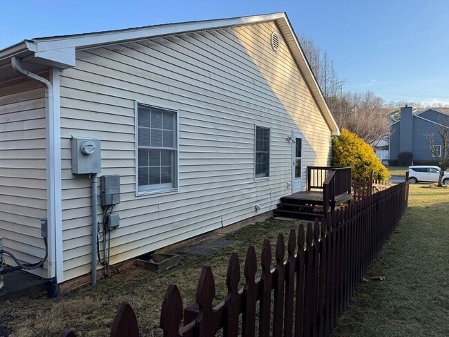 Building Photo - One level living Duplex !