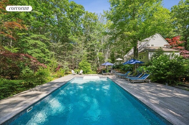 17 Deep Woods Ln