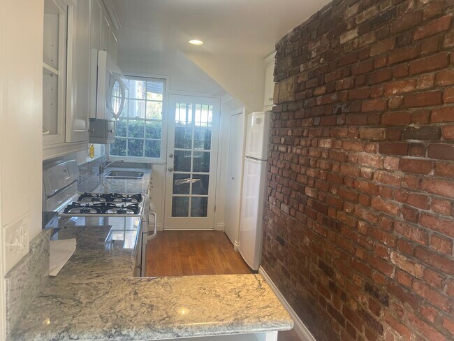 Galley kitchen - 513 Magnolia St