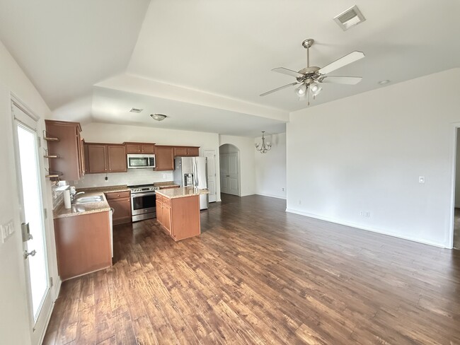 Kitchen - 1625 Cove Dr