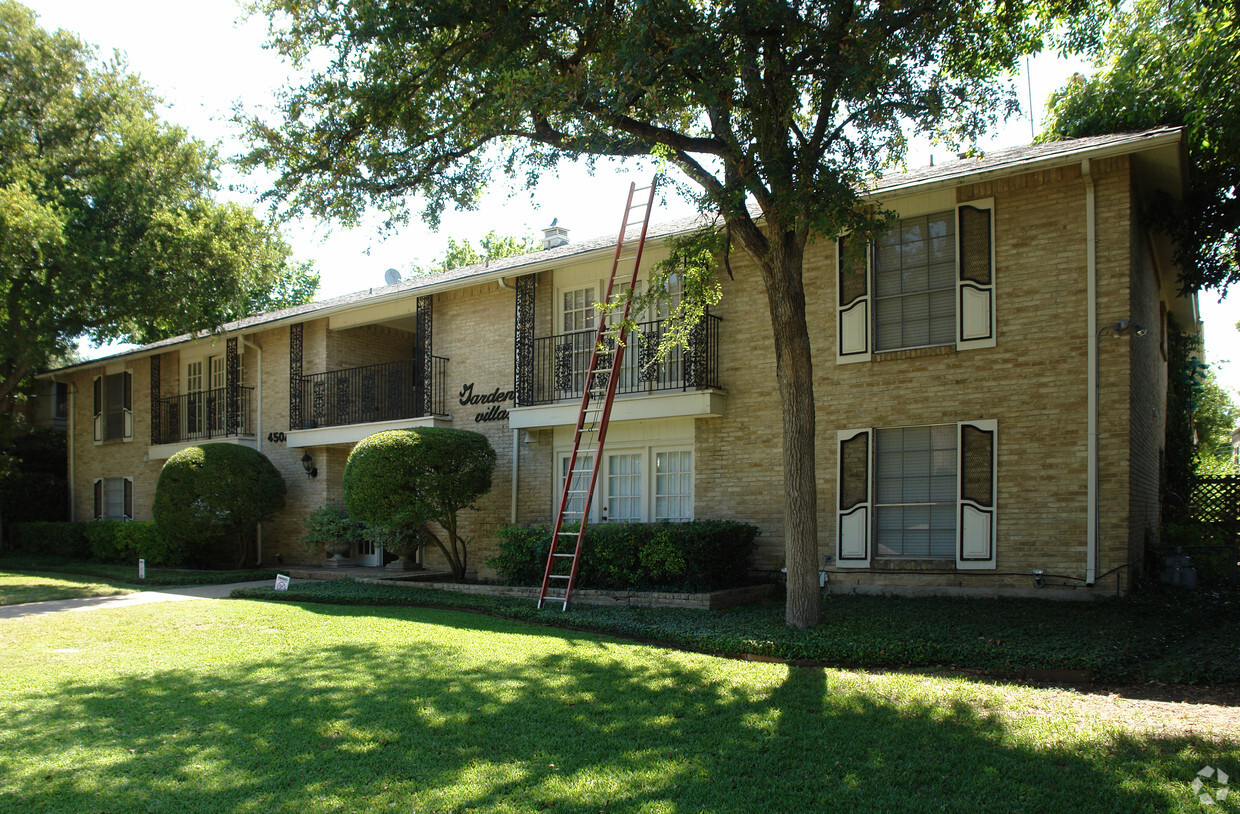 Building Photo - Garden Villas