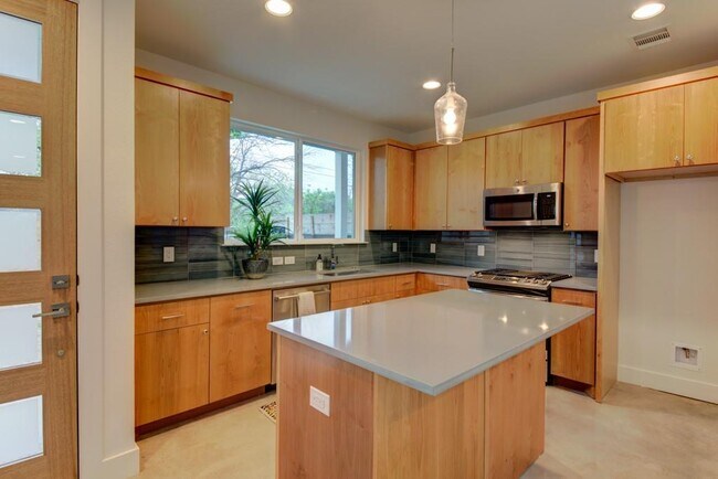 Building Photo - 1114 Walton Ln