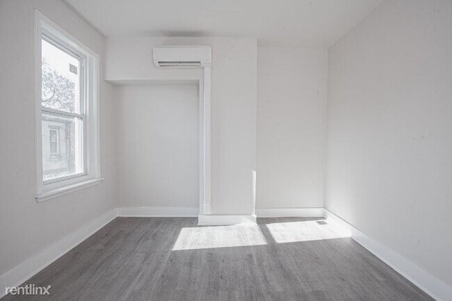 Building Photo - 1 br, 1 bath Townhome - 6143 Glenmore Ave