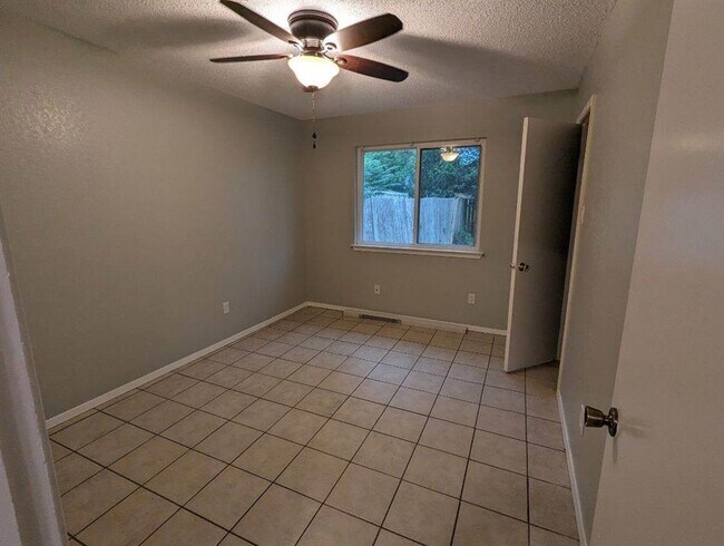 Building Photo - 12220 Dundee Dr