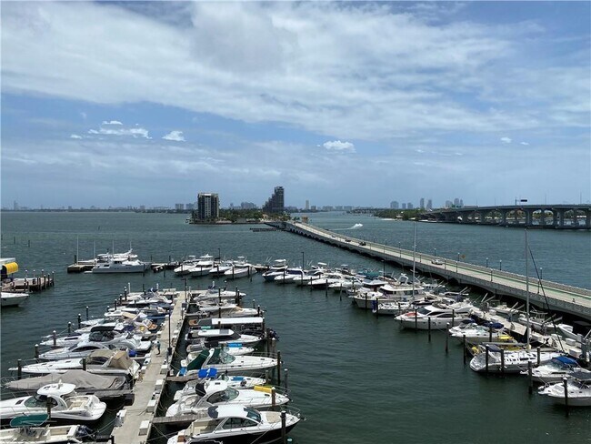 Foto del edificio - 555 NE 15th St