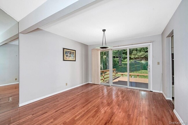 Foto del edificio - 185 Pinewood Rd
