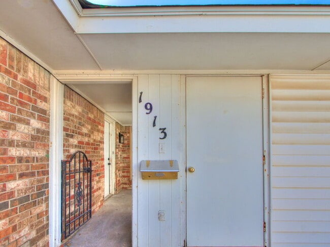 Building Photo - 1913 N Moulton Ct