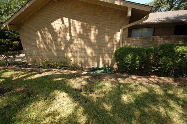 Building Photo - 4604 Avoca St