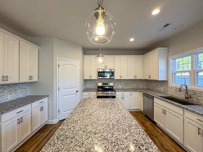 Foto del edificio - Stunning 4 Bed Home with Fenced Backyard