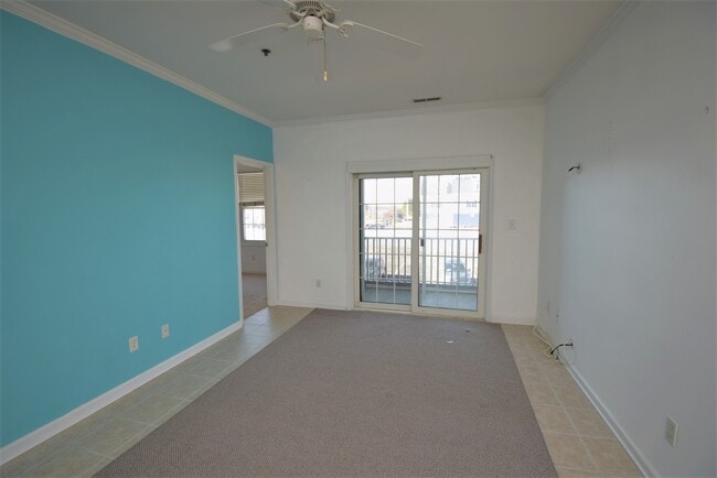 Building Photo - UNFURNISHED 2 BEDROOM YEAR ROUND CONDO - S...