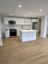 Building Photo - 755 Avenue Rd