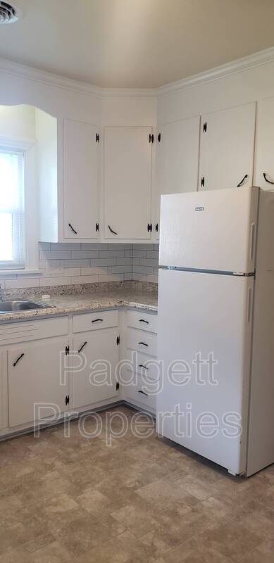 Building Photo - 21100 Chesterfield Ave