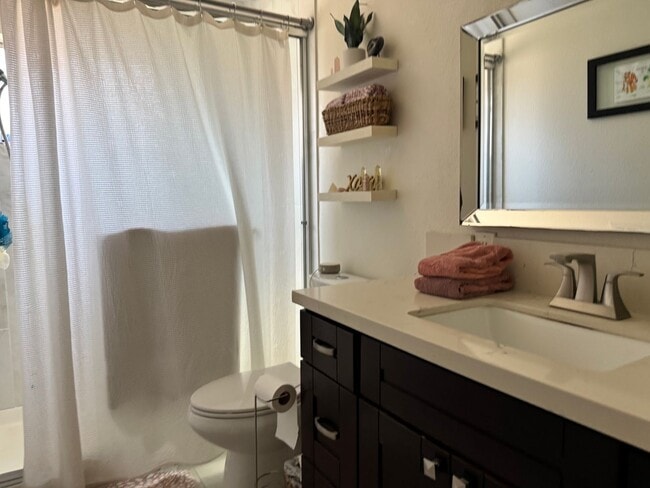 Foto del edificio - Beautifully Updated 4 Bedroom, 3 Bath Sing...