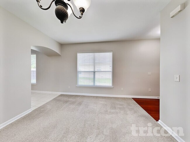 Foto del edificio - 272 Silver Glen Ave